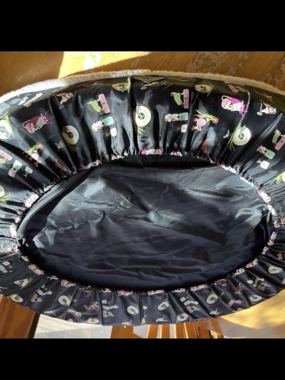 Nicole Miller Best in Show Pet Bed. Plush and Cozy! Unique Limited Design.